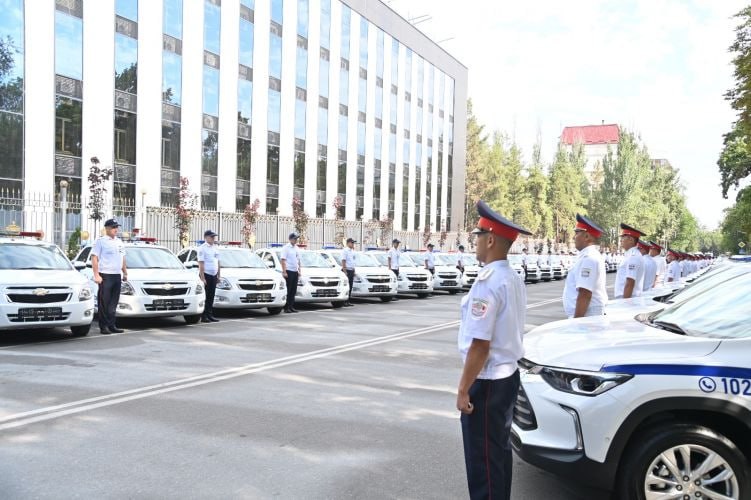 Участковым милиционерам Кыргызстана передали 102 новых автомобиля