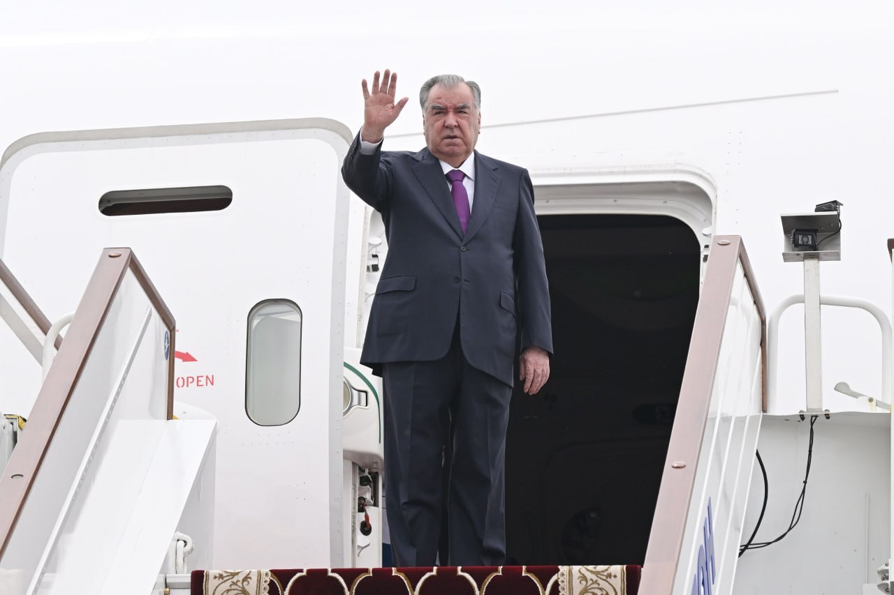 Президент ба Остона барои Форуми экологӣи минтақавӣ парвоз кард