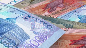Казахстанцы массово понесли деньги в банки - депозиты выросли почти на полтриллиона