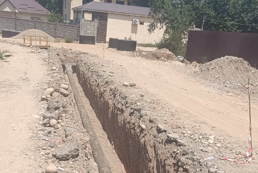 Разрытые дороги и перебои с водой: жители села Селекционного просят помощи