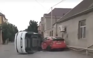 В Баку BYD перевернулся после столкновения с Toyota Prius