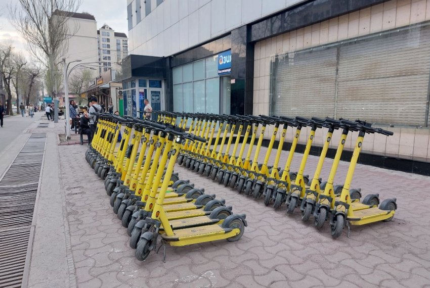 Большая часть бишкекчан выступает против электросамокатов на тротуарах столицы