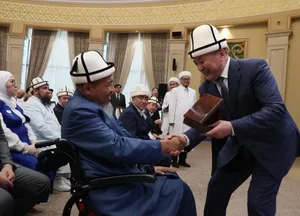 Садыр Жапаров вручил госнаграды религиозным деятелям Кыргызстана