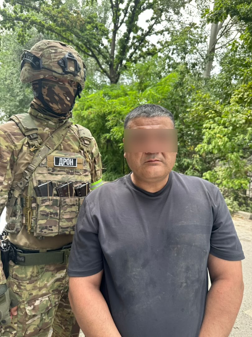 В Бишкеке задержали мужчину с полной сумкой оружия, принадлежавшего Доо Чынгызу