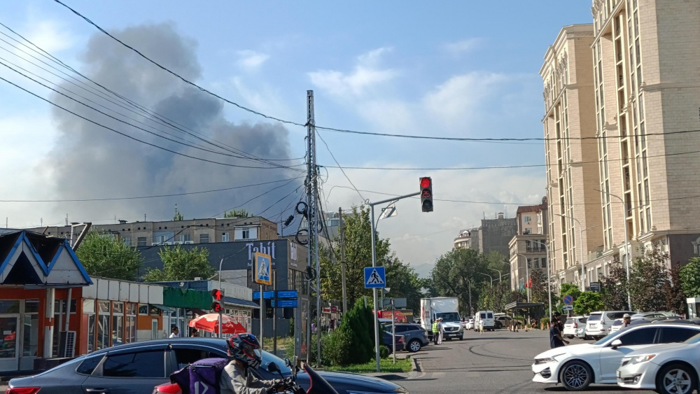 В Бишкеке загорелось строящееся здание (фото, видео)