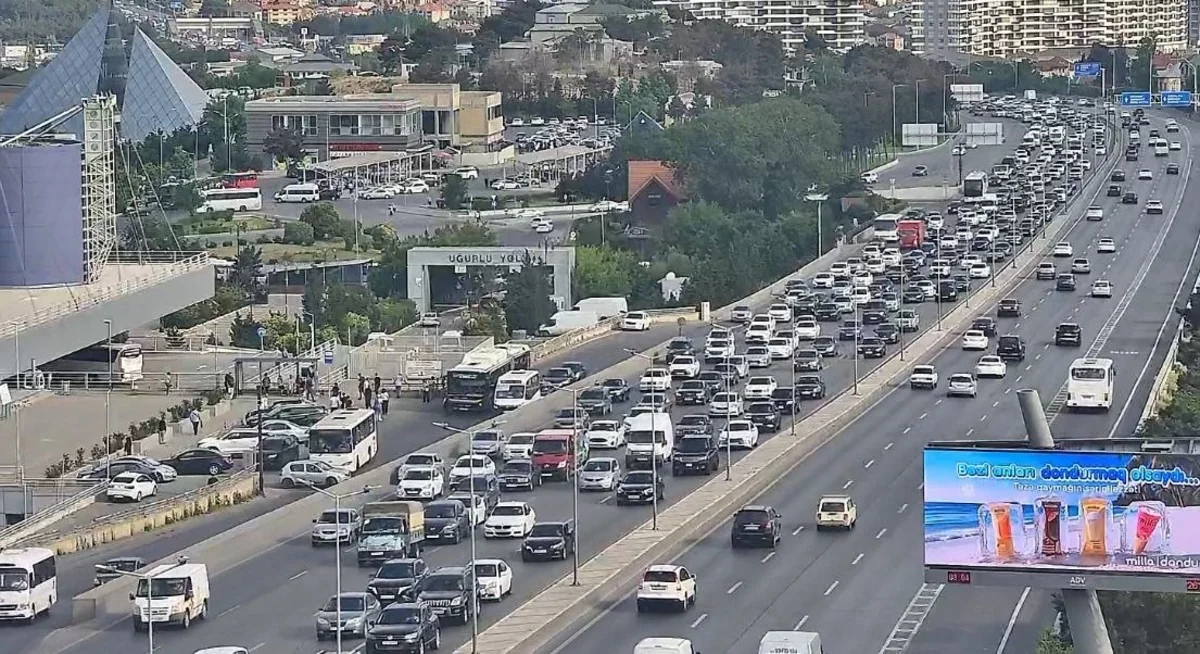 В Баку на некоторых улицах и проспектах затруднено движение транспорта