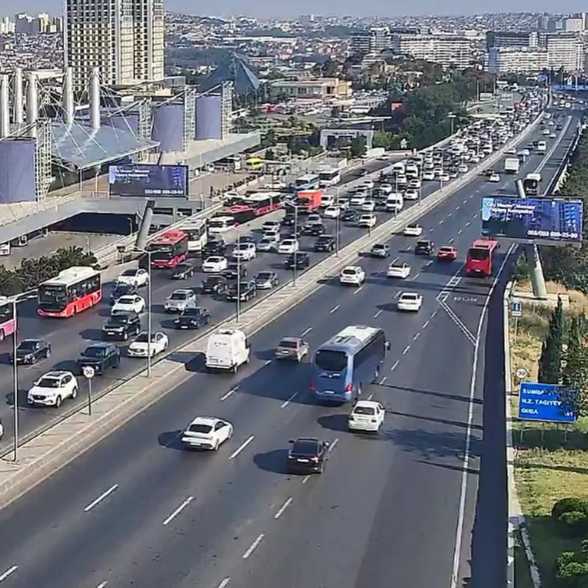 На ряде улиц и проспектов Баку затруднено движение транспорта