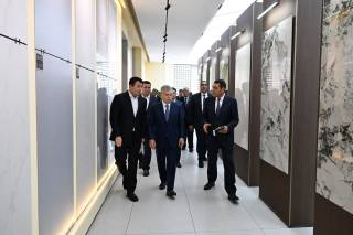 Президент ознакомился с деятельностью предприятия по производству керамогранитных плит в Кувасае