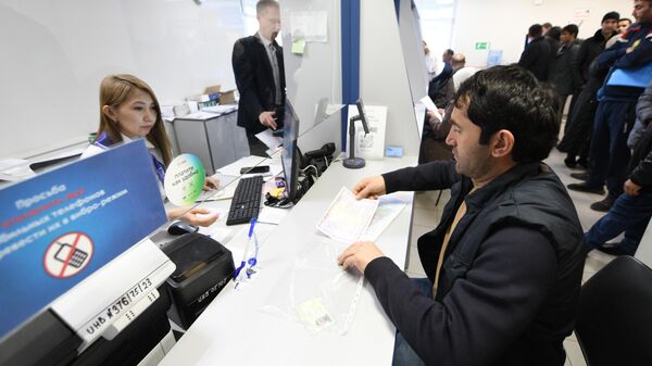 Минтруд Таджикистана призвал мигрантов заранее проходить проверку для въезда в РФ