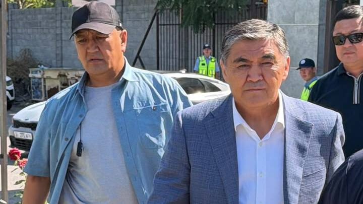 Камчыбек Ташиев не ответил на вопросы журналистов перед судом (видео)