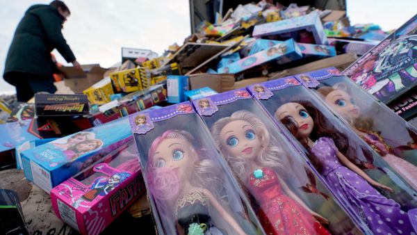 В Хатлоне изъяли тысячи вредных китайских игрушек и конфет