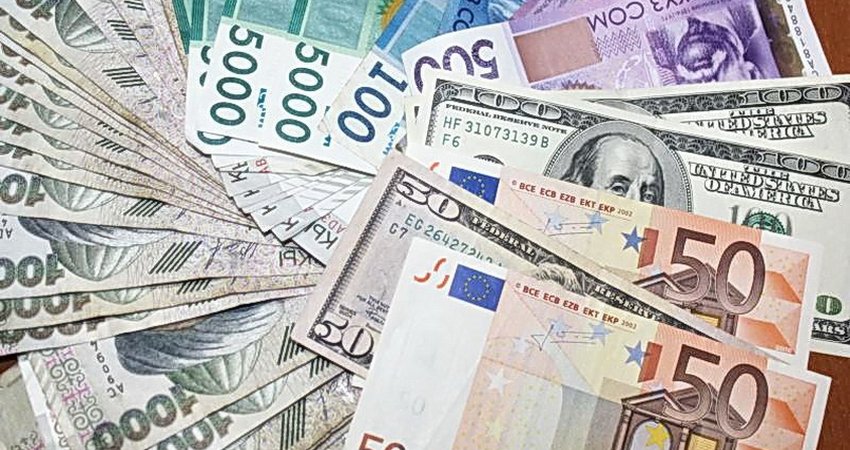 Рубль обновил очередной минимум, евро и тенге выросли: курс валют на 18 августа