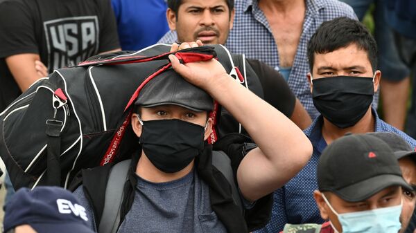 Как новые правила для мигрантов в РФ затронут кыргызстанцев? Ответ Минтруда