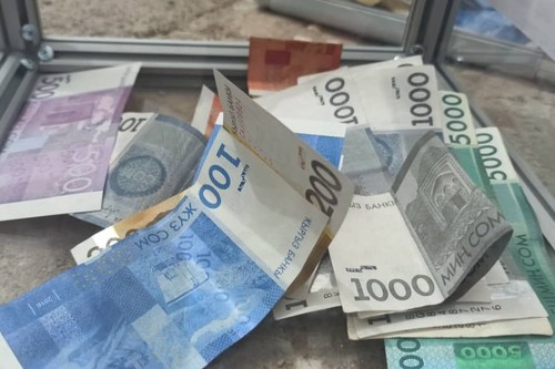 На 1 апреля вне банковской системы находилось 253 млрд сомов