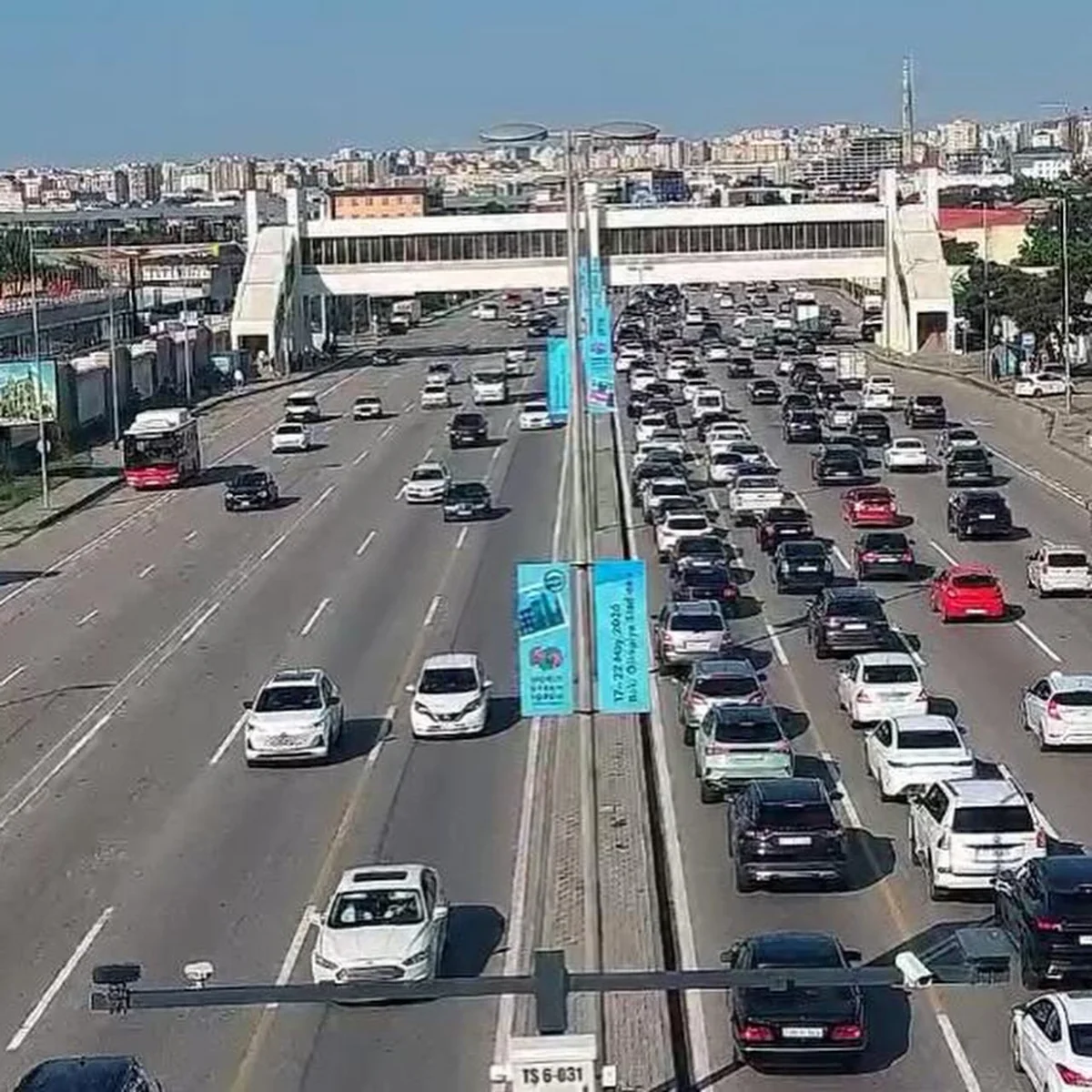 На ряде улиц и проспектов Баку затруднено движение транспорта