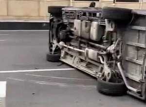 Bakıda iki maşın toqquşdu, biri aşdı