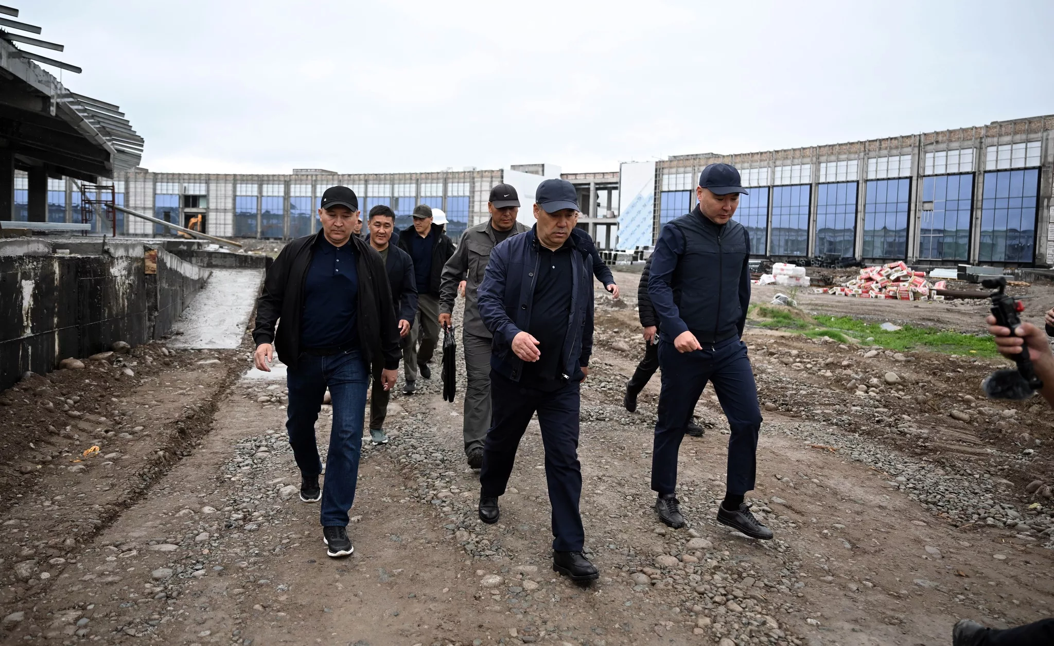 Садыр Жапаров ознакомился с ходом строительства нового Ошского базара