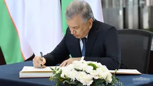 Мирзиёев наградил молодых узбекистанцев медалью "Келажак бунедкори" и премией "Мард углон"