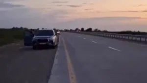 Торчащий из дороги кусок бетона массово повредил автомобили на трассе Алматы - Хоргос