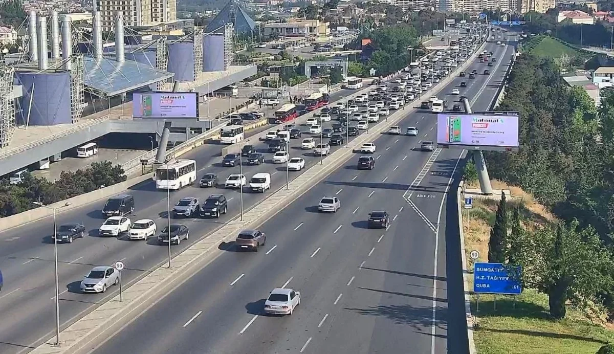 На ряде улиц и проспектов Баку затруднено движение транспорта