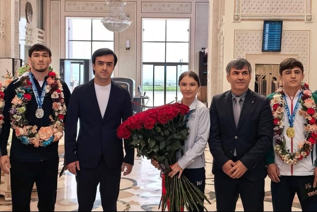 Қаҳрамонони Осиёро чун қаҳрамон пешвоз гирифтанд: ҷудокорони тоҷик 100 ҳазор сомонӣ мукофот гирифтанд