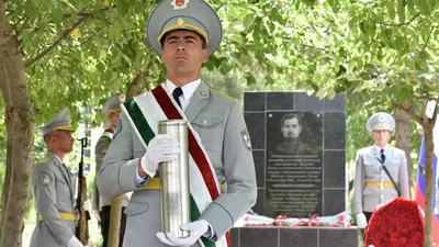 В Кулябе делегации РФ передали землю с могилы комбрига Красной армии