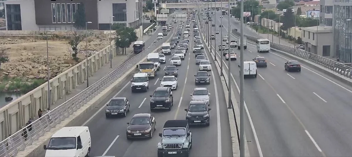 В Баку на некоторых дорогах затруднено движение транспорта