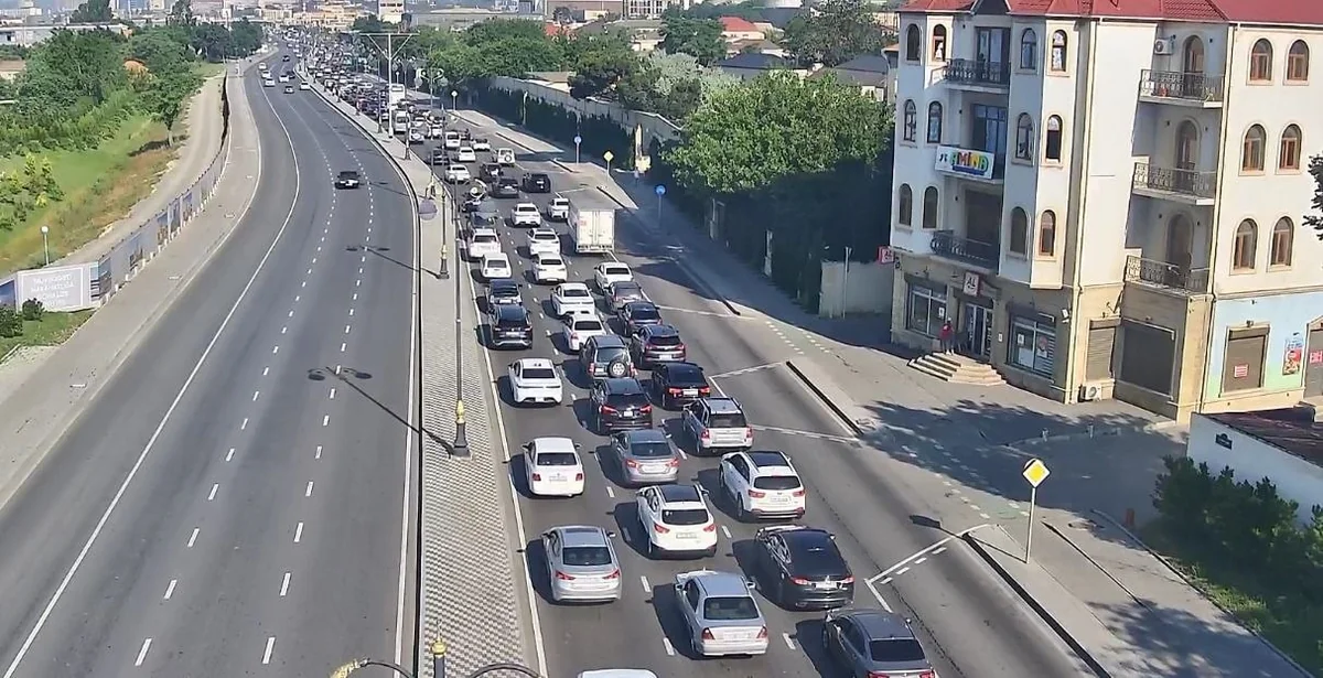 В Баку на ряде улиц и проспектов затруднено движение транспорта